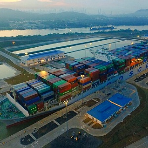 Buque de Contenedores Comerciales Rompe Récord en Panamá