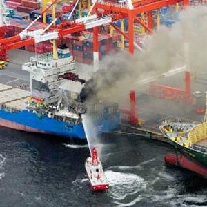 Choque Provoca Incendio de Portacontenedores en Japón